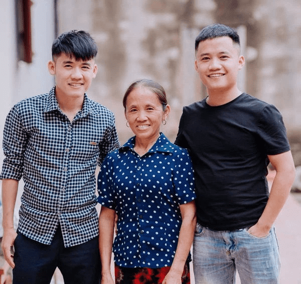 Vào ngày 9/6/2019, bà Tân Vlog đã được Tổ chức kỉ lục Việt Nam xác lập kỉ lục “Người phụ nữ là nông dân nhận được nút vàng YouTube trong thời gian nhanh nhất Việt Nam”. Theo đó, thành tích mà người phụ nữ này có được đó là đạt 1 triệu lượt đăng kí nhanh nhất ở Việt Nam và chỉ sau 20 ngày đã chạm tay vào nút vàng YouTube.