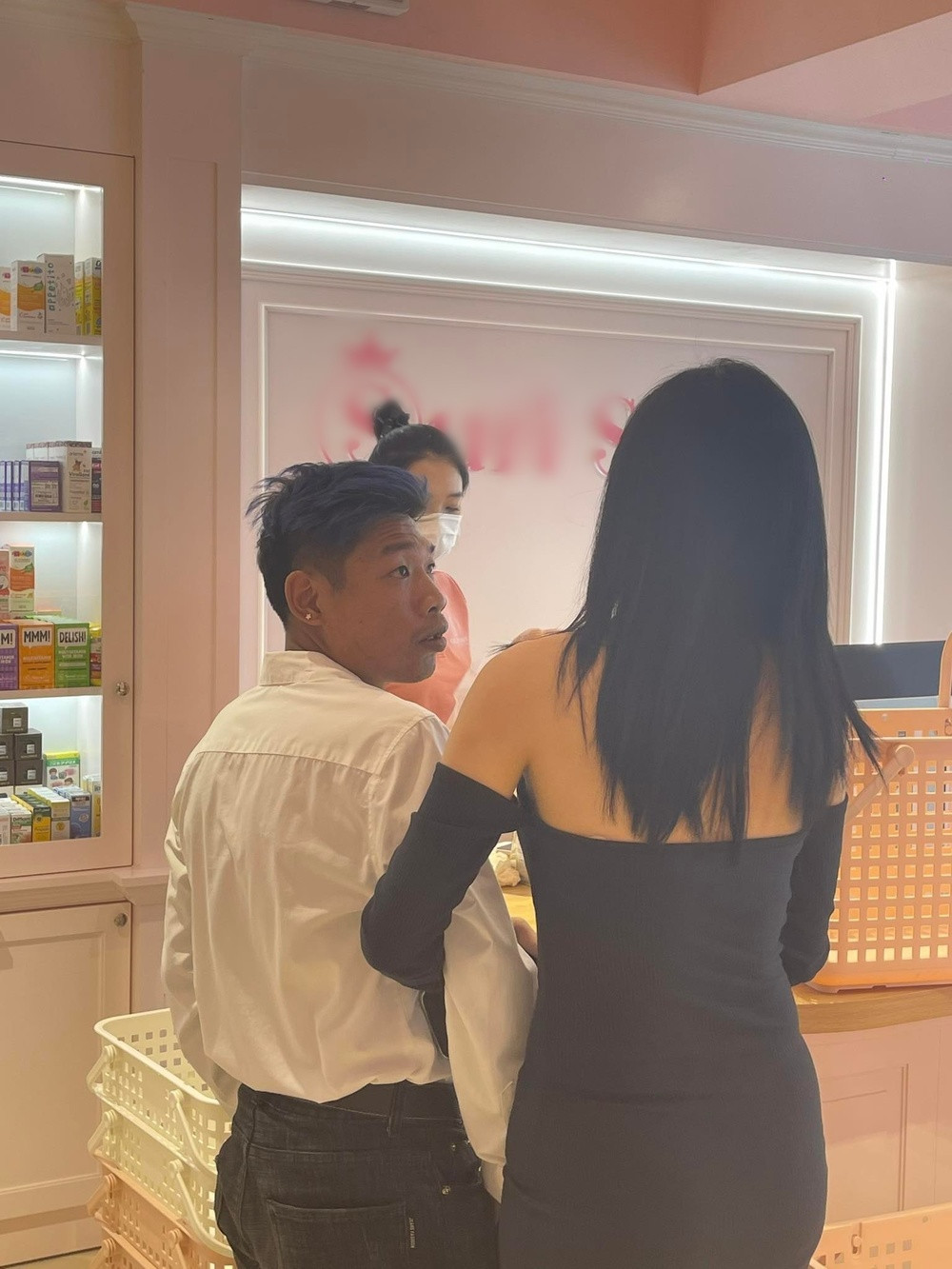 Đáng nói, nơi hai người bị bắt gặp là gian hàng đồ sơ sinh, bỉm sữa cho em bé nên không khỏi khiến cư dân mạng chú ý.