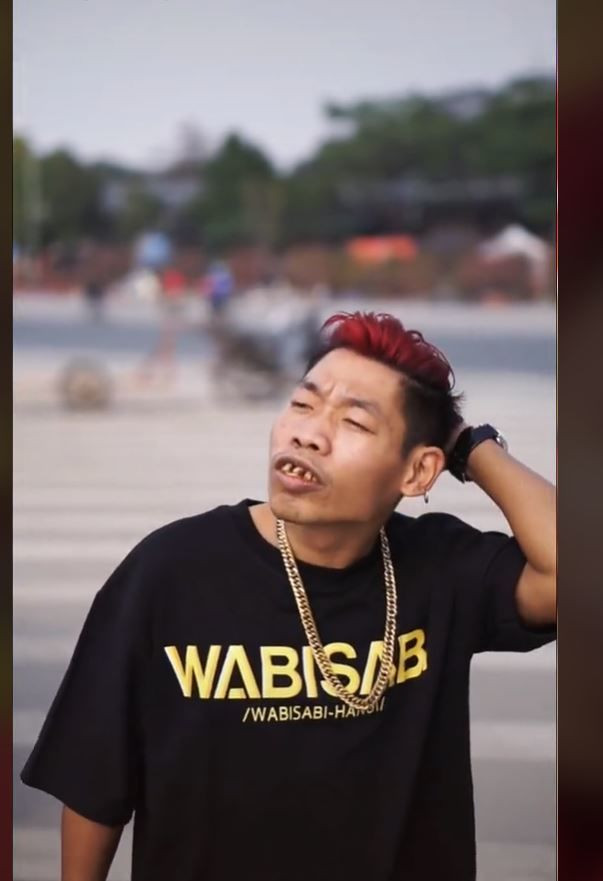 Ngoài ra, sự chú ý của cư dân mạng còn "va" vào đôi dép mà Thông Soái ca đang mang.