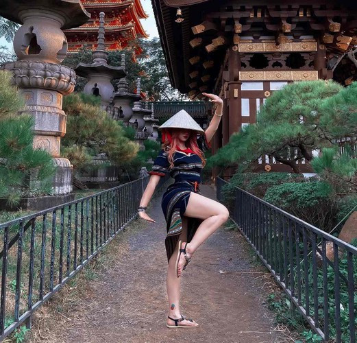 Lê Bống tên thật là Lê Xuân Anh sinh năm 1995, cô là một nữ hot girl nóng bỏng sở hữu lượt follow khủng.