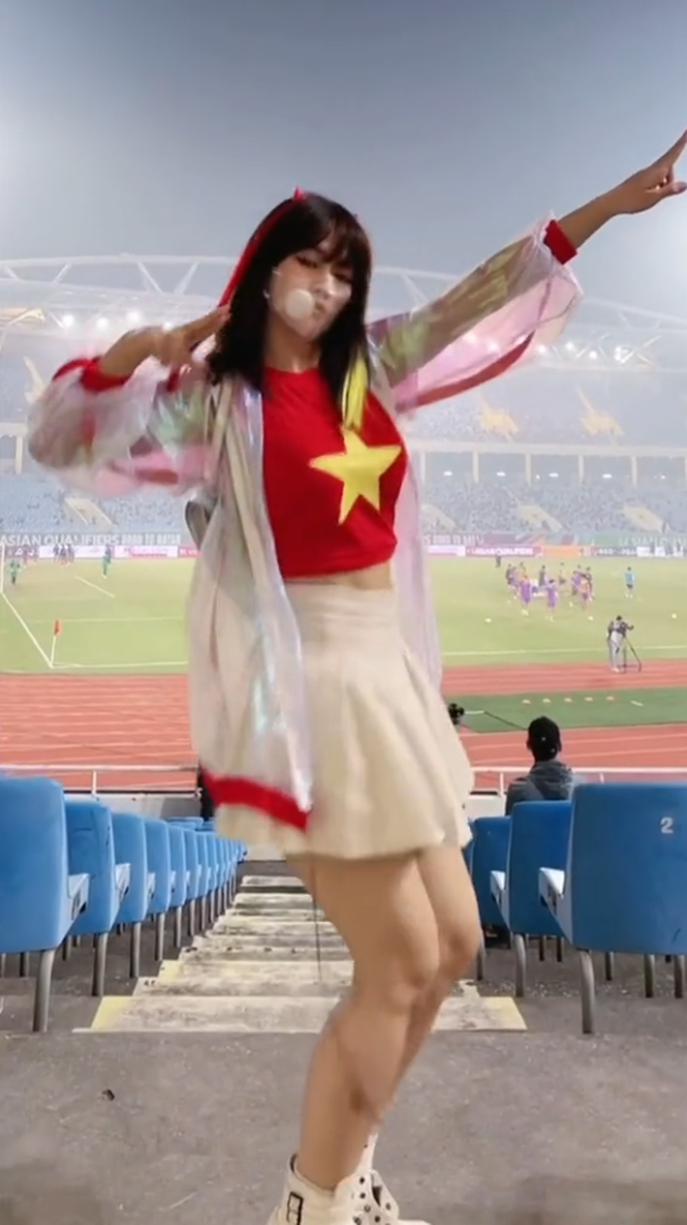 Chỉ sau ít phút lên sóng trên nền tảng TikTok, đoạn clip của hot girl Lê Bống thu hút tới hơn 5 triệu lượt xem.