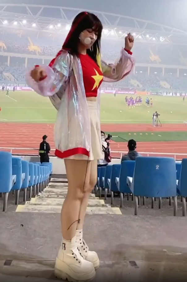 Tuy không được camera nhà đài tia trúng, song hot girl TikTok Lê Bống khiến nhiều người xuýt xoa trước nhan sắc, nhất là bộ trang phục nổi bật.