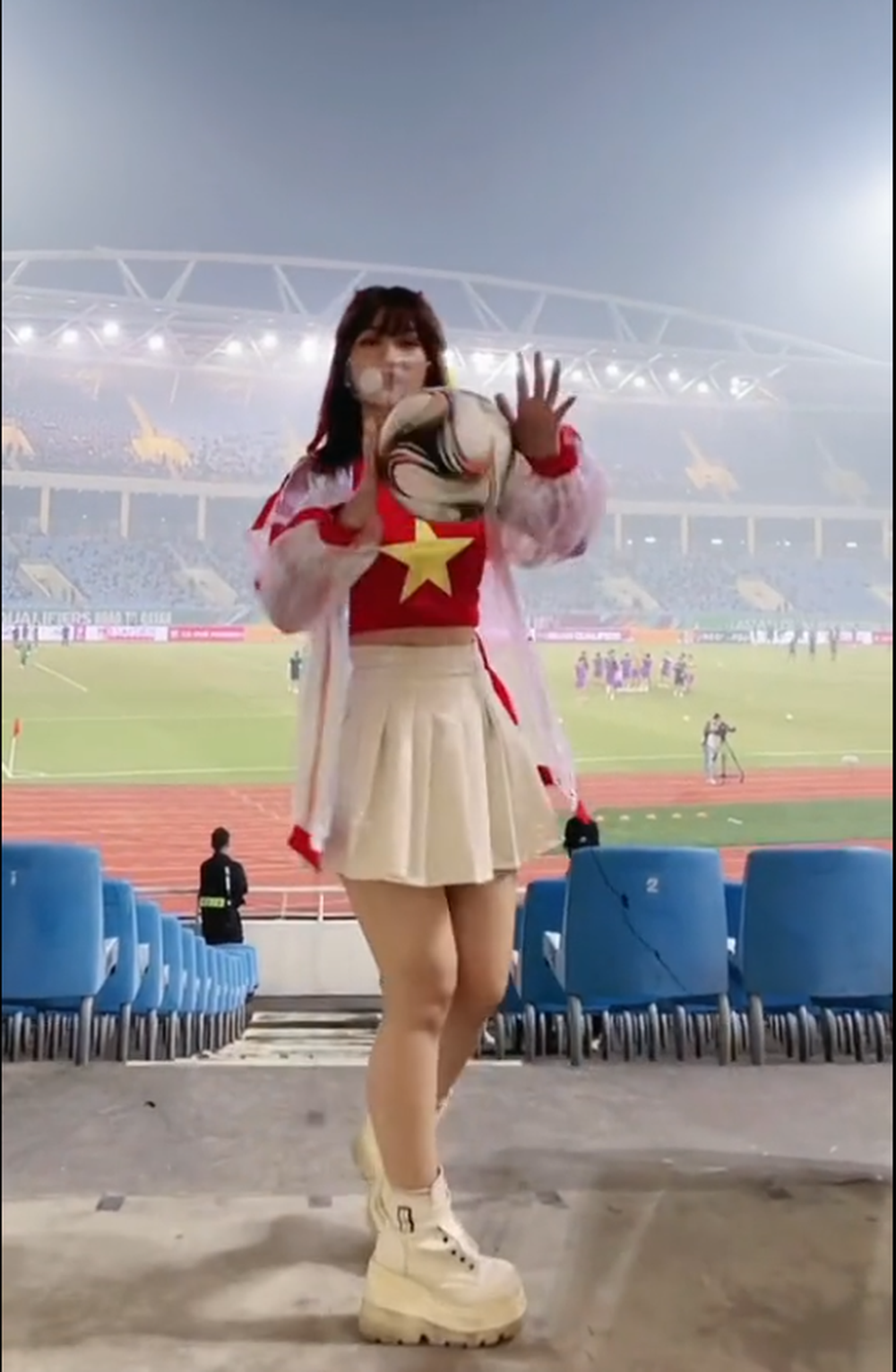 Mới đây, dân mạng đứng ngồi không yên trước clip xuất hiện tại SVĐ QG Mỹ Đình của hot girl Lê Bống.