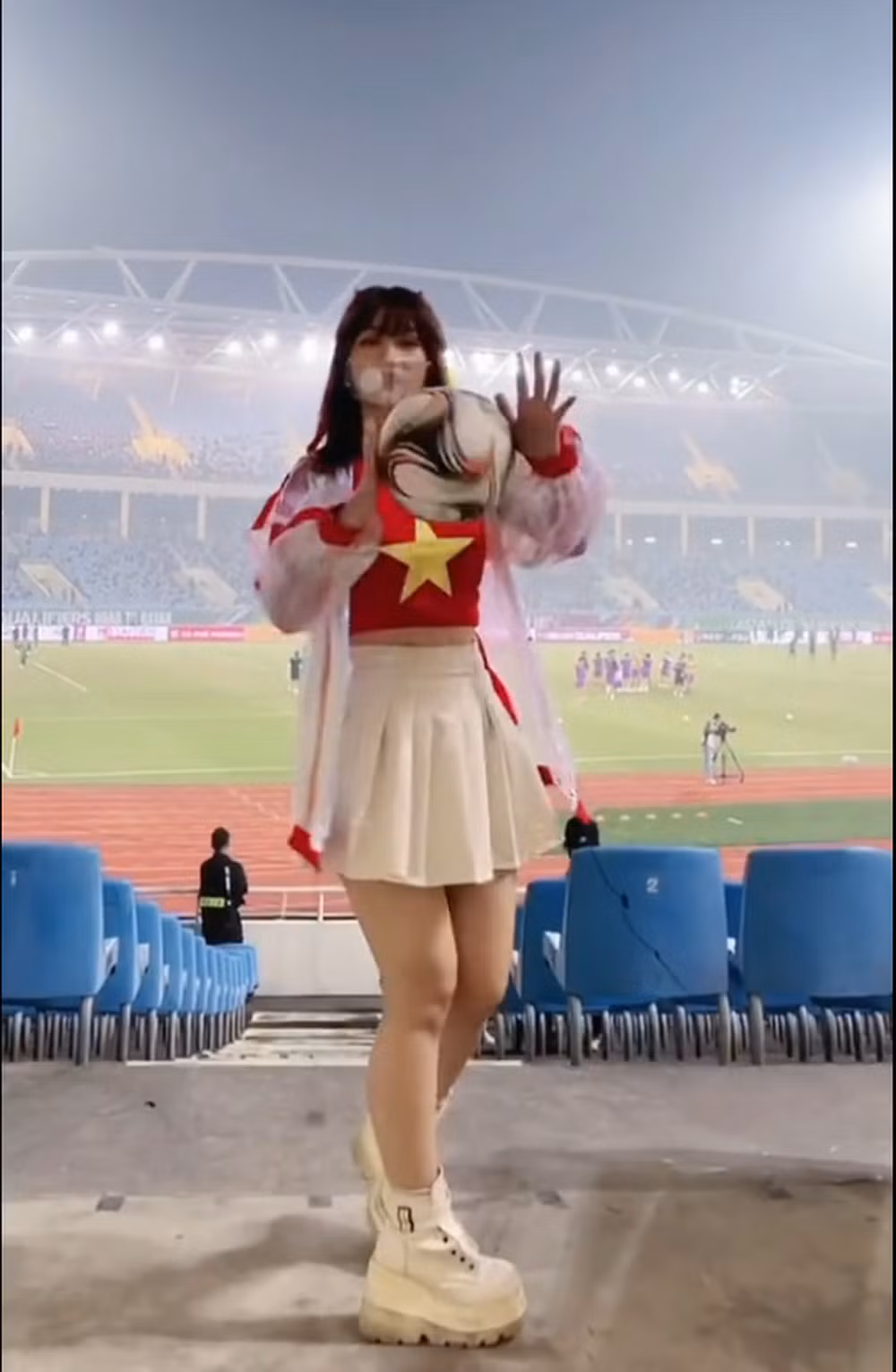 Mới đây, dân mạng đứng ngồi không yên trước clip xuất hiện tại SVĐ QG Mỹ Đình của hot girl Lê Bống.