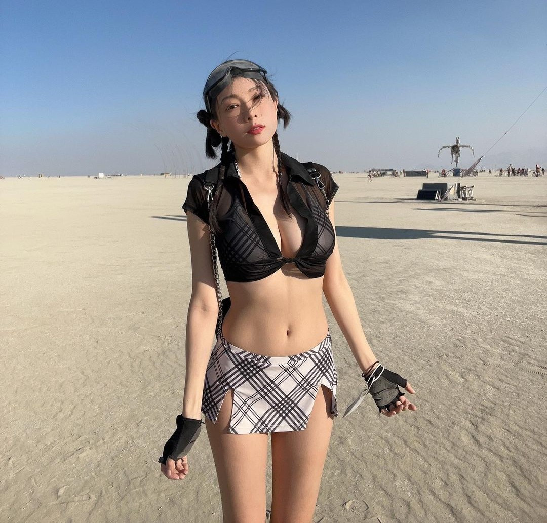 Debbie diện những mẫu trang phục khác nhau, hầu hết đều bó sát, vớ những điểm cut-out giúp tôn dáng, được khen đẹp, gợi cảm.