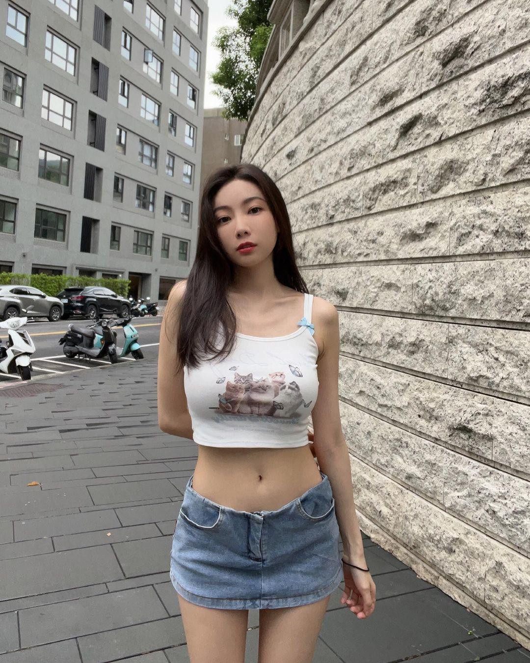 "Bạn không thấy lỗi trang phục của mình ư?", "Thật là phản cảm", "Bạn nên chừng mực hơn khi mặc đồ ngắn, cắt xẻ nhé", "Tôi không nghĩ bạn có thể đăng những tấm hình này lên mạng xã hội",... là những bình luận của người hâm mộ về trang phục của Debbie.