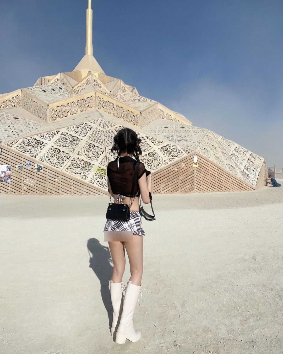 Song, trong loạt ảnh mới đây nhất, cô nàng này lại gây tranh cãi vì trang phục ngắn, cắt xẻ khiến cô rơi vào tình huống "đỏ mặt" khi nhìn từ phía sau.