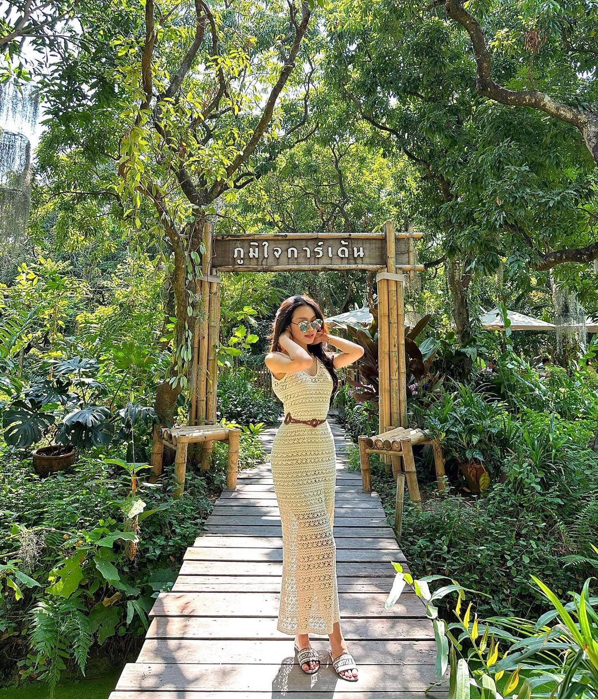 Người đẹp top 10 Hoa hậu Việt Nam thường xuyên khoe dáng trong những chuyến du lịch cùng bạn bè, người yêu. Thế mạnh của Doãn Hải My là vòng eo con kiến cùng đôi chân dài thẳng tắp.