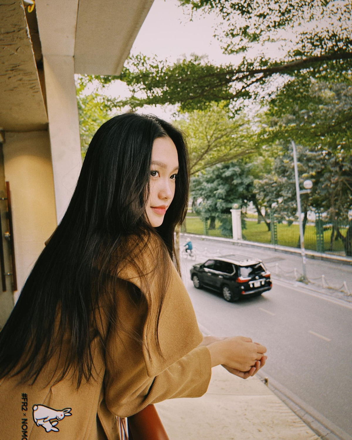 Trên trang cá nhân, Văn Hậu cũng chia sẻ hình ảnh chinh phục đỉnh Fansipan. Người hâm mộ có thể đoán được nam cầu thủ chính là người chụp hình cho bạn gái và ngược lại.