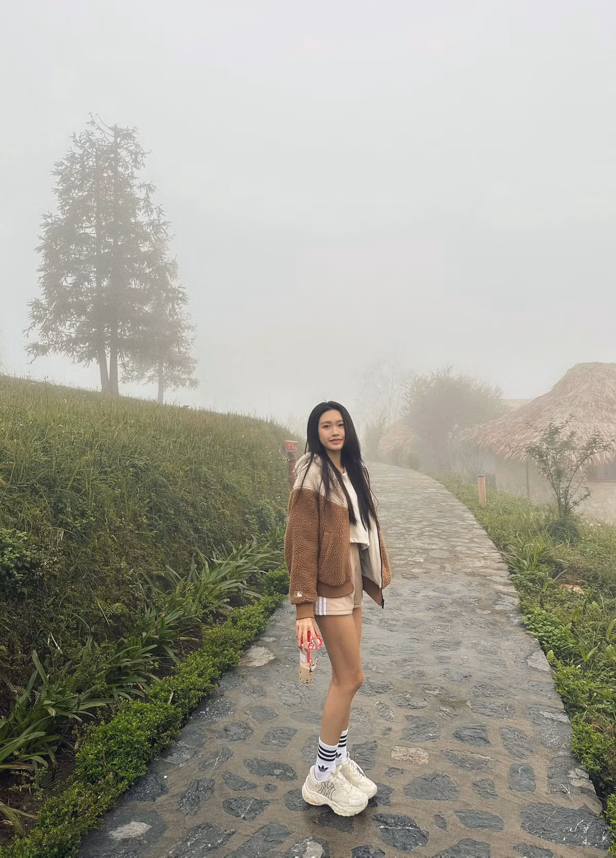 Bên cạnh đó, một số khán giả còn chú ý đến sự xuất hiện của Đoàn Văn Hậu trong bức hình.