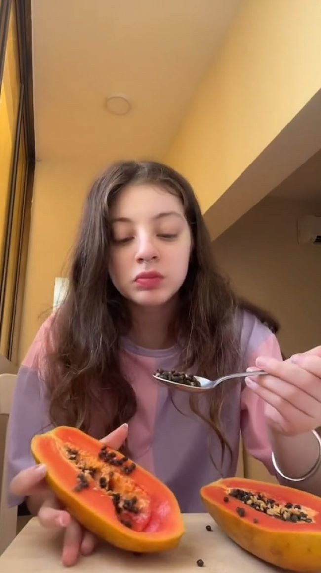 Theo đó, đây là lần đầu tiên cô ăn thử loại quả này nên rất hào hứng. Vì không biết phần nào bỏ đi, phần nào để ăn nên cô quyết định "xử lý" theo trình tự từ trong ra ngoài.