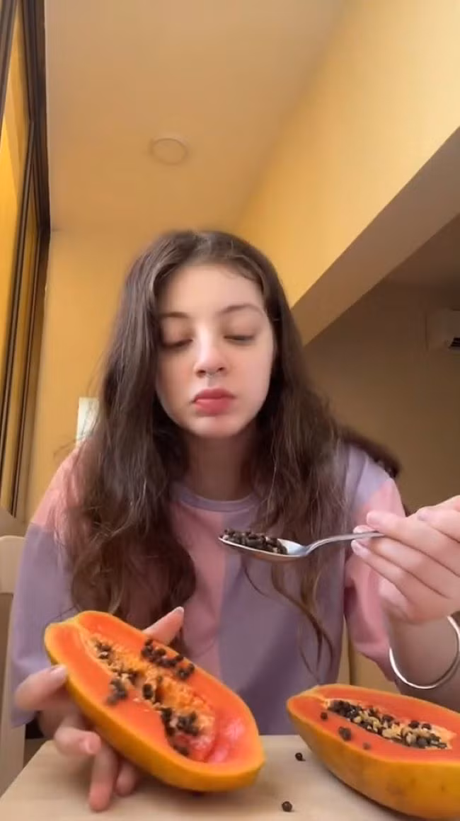 Theo đó, đây là lần đầu tiên cô ăn thử loại quả này nên rất hào hứng. Vì không biết phần nào bỏ đi, phần nào để ăn nên cô quyết định "xử lý" theo trình tự từ trong ra ngoài.