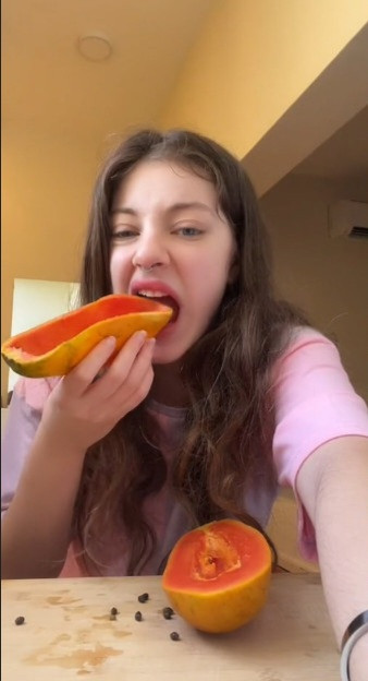 Khi ăn hạt đu đủ, cô nàng không khỏi thốt lên "Sao mọi người thích quả này được vậy?", song vẫn kiên trì ăn tiếp.