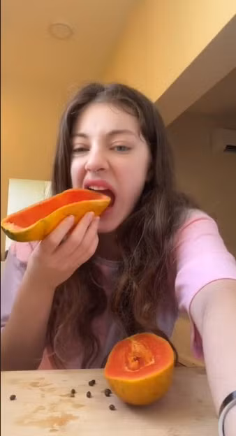 Khi ăn hạt đu đủ, cô nàng không khỏi thốt lên "Sao mọi người thích quả này được vậy?", song vẫn kiên trì ăn tiếp.