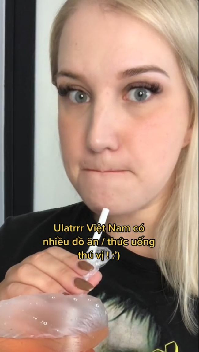 Ấy vậy mà cô gái này lại ngỡ đó là món ăn đường phố có thể ăn được. "Trời ơi, Việt Nam có nhiều đồ ăn, thức uống thật thú vị", cô viết. Nghĩ là làm, cô liền mua ngay một túi về để "thưởng thức".