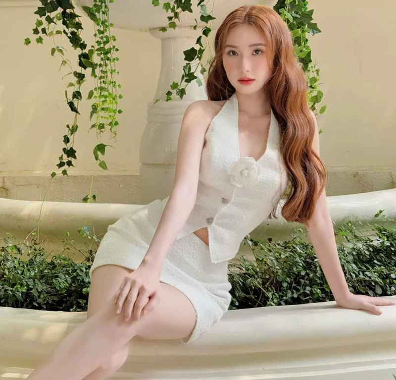 Đúng như báo Trung Quốc chia sẻ, Thanh Mèo sở hữu vẻ đẹp căng mọng. Cô nàng có làn da trắng như bông nên rất tự tin diện những item quyến rũ.