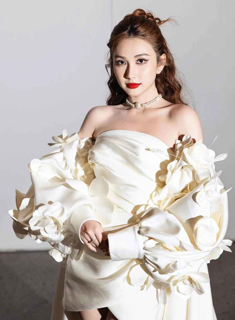 Thanh Mèo rất biết cách chụp ảnh để làm nổi bật vẻ hấp dẫn của mình.