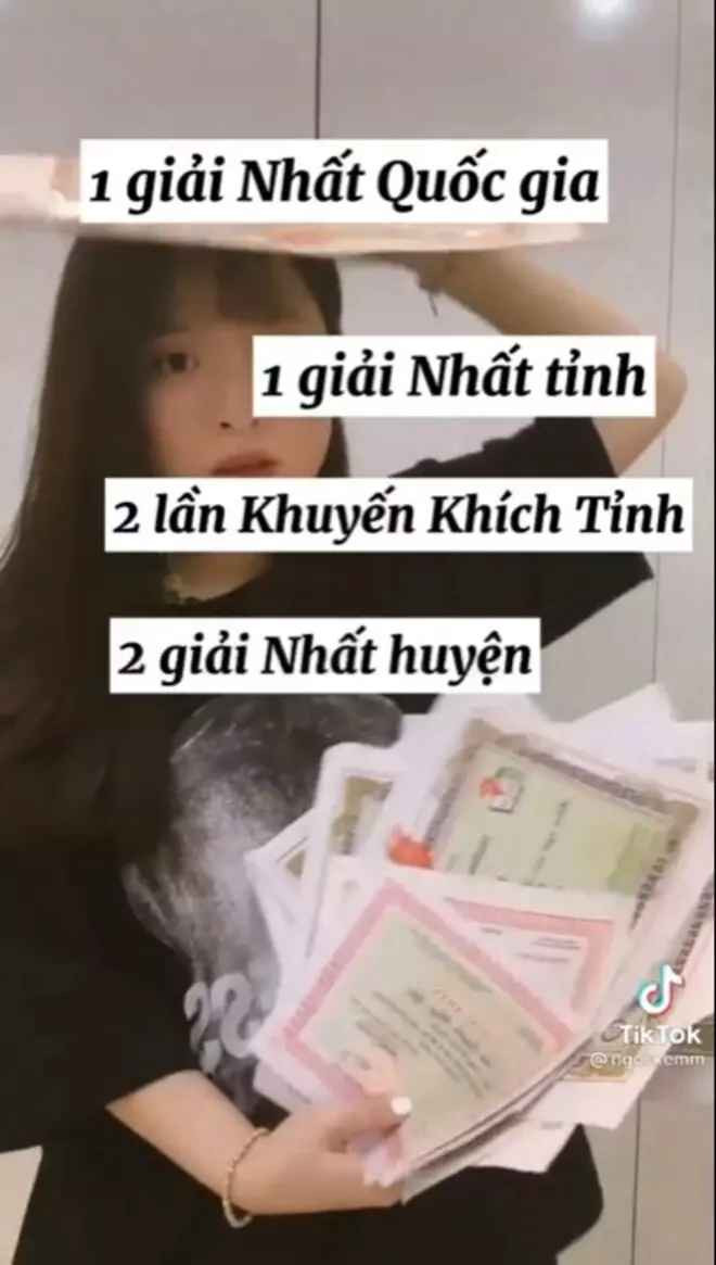 Ngọc Kem tốt nghiệp ngành Bảo hộ lao động trường ĐH Công đoàn (Hà Nội). Cô cũng từng gây sốt với video flex các loại bằng khen học sinh giỏi Quốc gia, giải nhất các cuộc thi cấp huyện, cấp tỉnh,... khiến ai cũng trầm trồ.