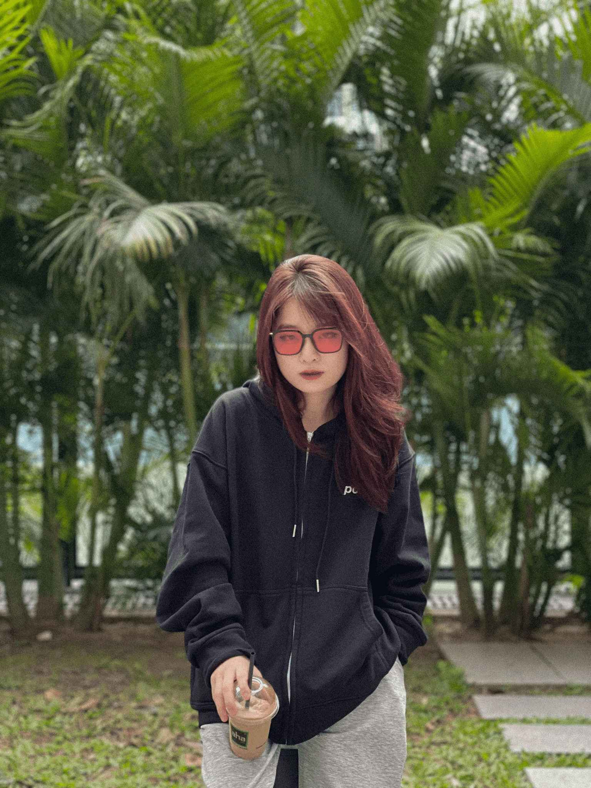 Đồng thời, Ngọc Kem cũng tỏ thái độ khó hiểu khi nhận ra những người khơi lên câu chuyện này chính là người từng vào live của cô khen "Ngọc Kem xinh quá", "xinh xỉu luôn ấy"... Nàng hot girl bày tỏ: "Tôi không hiều sao các bạn lại làm được như thế luôn ấy, tôi tán gì đâu trời, vậy mà cũng nghĩ ra để nói được".