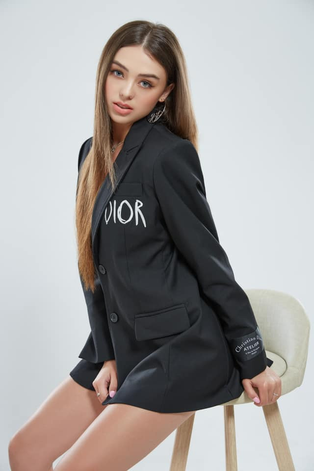 Bạn gái Tây của thủ môn Bùi Tiến Dũng cũng sở hữu body chuẩn mẫu với chiều cao 1,74m và số đo 3 vòng lần lượt là: 81-65-94 (cm).