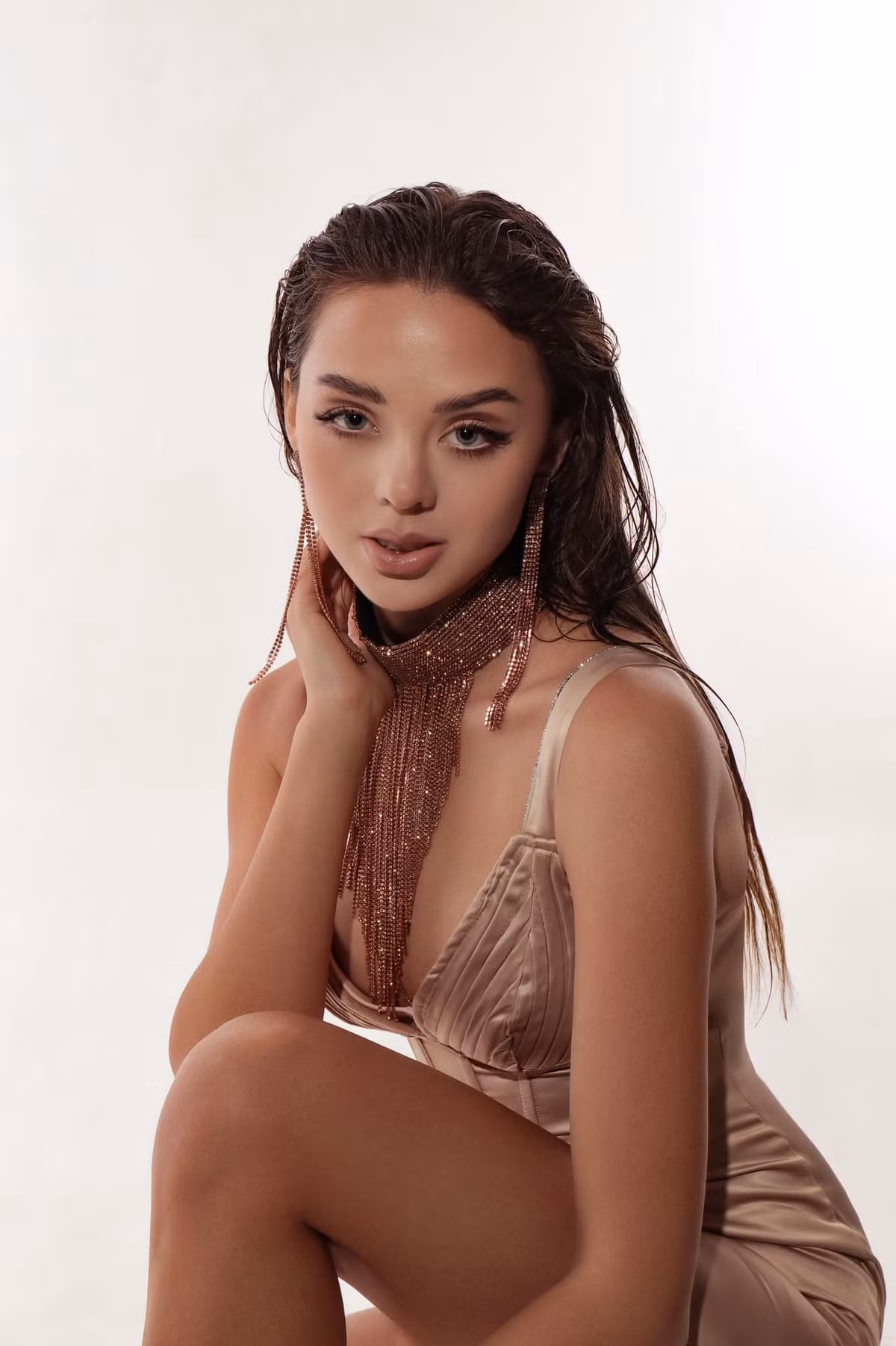 Dianka Zakhidova có nhiều năm kinh nghiệm làm mẫu và sải chân trên sàn catwalk.