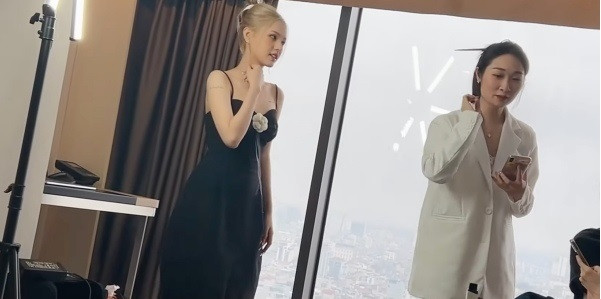 Trong những khoảnh khắc hậu trường, dù không được canh góc máy cẩn thận, Xoài Non vẫn toát lên khí chất tiểu thư với làn da trắng mịn và sống mũi cao. Mái tóc vàng càng khiến cô nàng tự như cô gái tây nào đó.