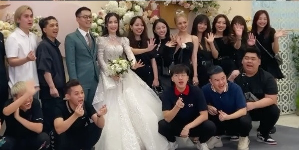 Xoài Non cũng rất biết cách chăm chút cho bản thân qua cách ăn mặc để ghi điểm trước công chúng. "Nhìn nét của Xoài mê nhỉ, mình con gái còn mê, bảo sao ông Xemes đợi đủ 18 tuổi là lấy luôn", "Chắc ở Việt Nam này mỗi Xoài Non là người đẹp nhất chưa hề chỉnh sửa luôn", "Chắc không ai ghét nổi bà này. Không phải đẹp kiểu sang mà đẹp kiểu thân thiện", "Clip quay vội thôi mà Xoài vẫn đẹp, bảo sao không lấn át cô dâu", "Như này cô dâu cũng ngại đứng gần",...