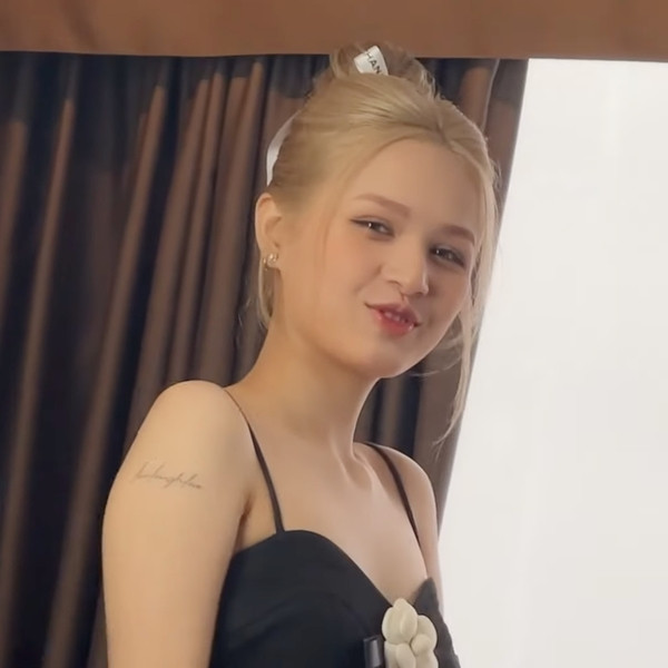 Xem hình ảnh Xoài Non chuẩn bị dự đám cưới, cư dân mạng cũng ngất ngây trước vẻ đẹp của cô nàng. Gương mặt của hotgirl 2k2 đẹp tự nhiên với đường nét hài hòa.