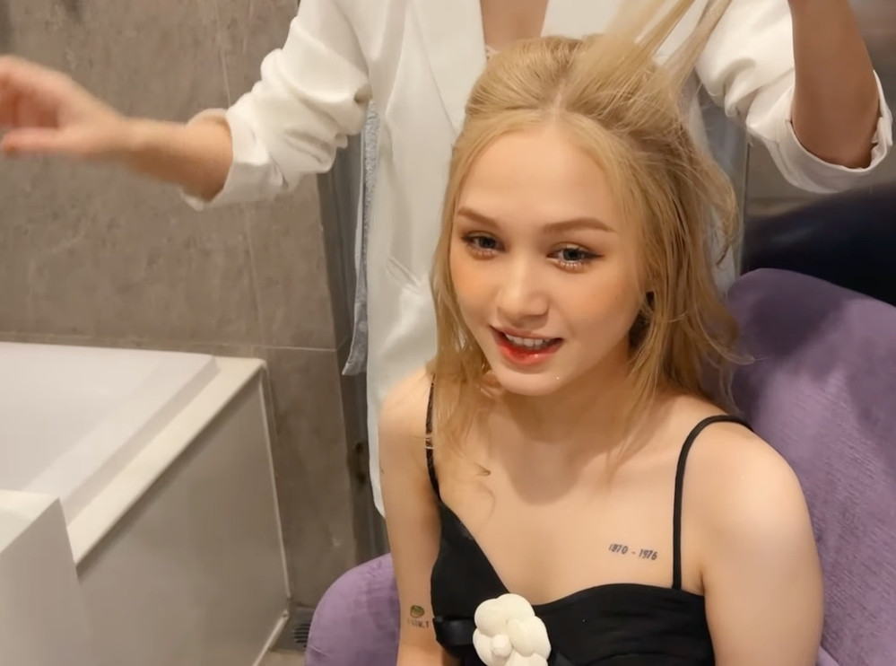 Chưa dừng lại ở đó, Linh Ngọc Đàm cũng bóc mẽ Xoài Non đi ăn cưới còn mang cả studip về phòng khách sạn để trang điểm và làm tóc. Nữ streamer còn nhận xét, nếu bà xã Xemesis đổi sang mặc váy trắng chắc sẽ đẹp hơn cả cô dâu.