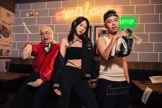 Lê Bống từng góp mwatj trong nhiều MV ca nhạc như: Chỉ Khi Anh Một Mình, Chuyện Tình Anh Thanh Niên, Thật Lòng Yêu,...