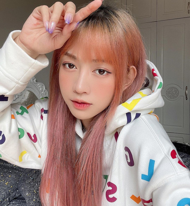 Đứng trước động thái của Lê Bống, nhiều netizen để lại bình luận với đại ý, nếu hot girl TikTok thực sự có đam mê và quyết tâm trở thành diễn viên chuyên nghiệp thì không biết chừng sẽ có một diễn viên Lê Bống hoàn toàn khác trong tương lai.