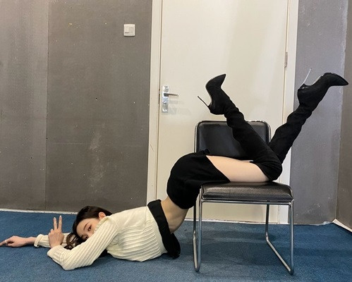 Dương Mịch thừa nhận mình suy nghĩ không thấu đáo khi đăng ảnh sau khi biết động tác cô thực hiện có thể ảnh hưởng tới sức khỏe, nguy hiểm khi không có người hướng dẫn.