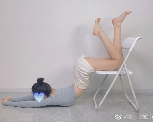 Trước Dương Mịch, có vô số người khác lăng xê thử thách khoe vóc dáng trên như người đẹp Hàn Quốc đang hoạt động ở Trung Quốc là Clara Lee, thành viên nhóm nhạc Bon Bon Girls 303 Trương Nghệ Phàm,...