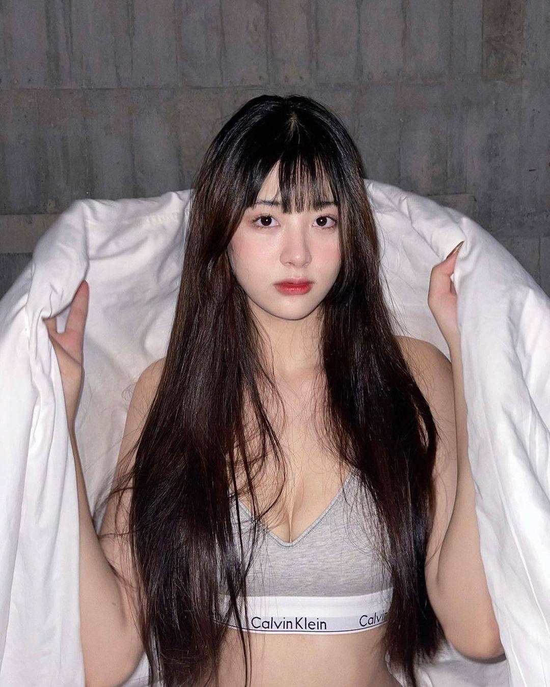 Theo đó, trong lần lên sóng mới nhất, Yolo vẫn diện cho mình một bộ trang phục khá bắt mắt với chiếc áo crop top ngắn ngủn khoe vòng eo thon gọn. Thế nhưng chiếc áo cũng nhanh chóng phản bội cô nàng khi thực hiện những động tác nhảy quá mạnh.