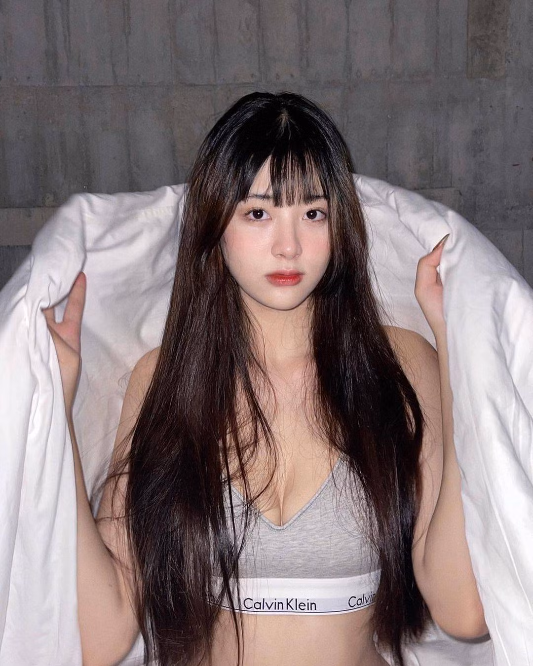 Theo đó, trong lần lên sóng mới nhất, Yolo vẫn diện cho mình một bộ trang phục khá bắt mắt với chiếc áo crop top ngắn ngủn khoe vòng eo thon gọn. Thế nhưng chiếc áo cũng nhanh chóng phản bội cô nàng khi thực hiện những động tác nhảy quá mạnh.