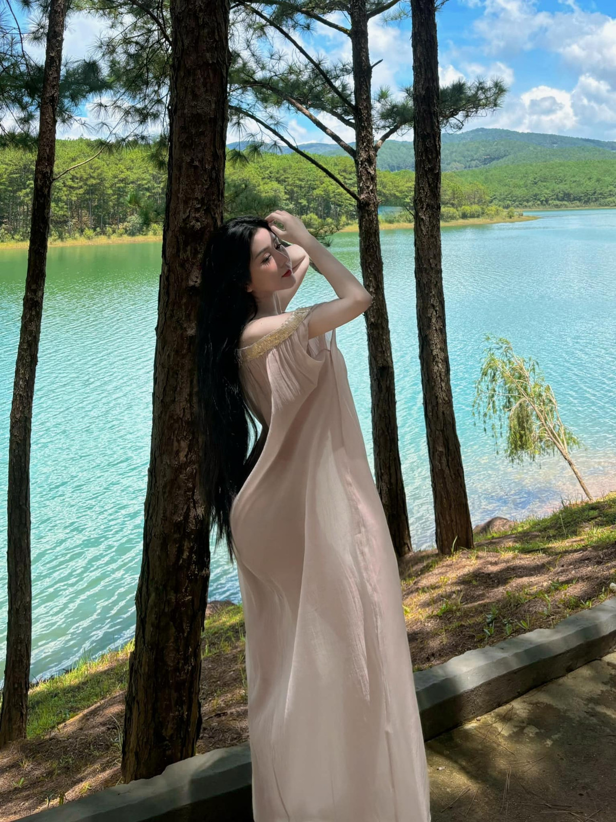 Vẫn thường xuyên áp dụng công thức cũ gồm ảnh xinh cùng dòng chú thích "thả thính" nhẹ, Võ Ngọc Trân khiến không biết bao nhiêu fan nam điêu đứng, "trồng cây si" u mê nhan sắc nõn nà, trắng không tì vết.