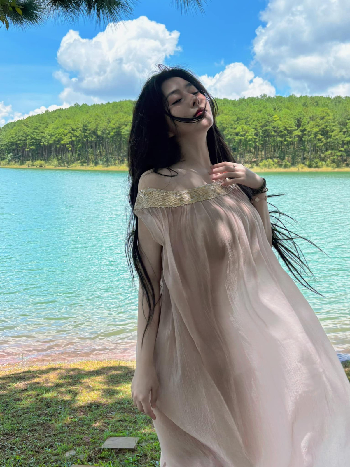 Trẻ tuổi, có ngoại hình thu hút nhưng lại không khoa trương về bản thân, Võ Ngọc Trân ghi điểm cộng trong mắt dân mạng, ngày càng được nhiều người mến mộ.