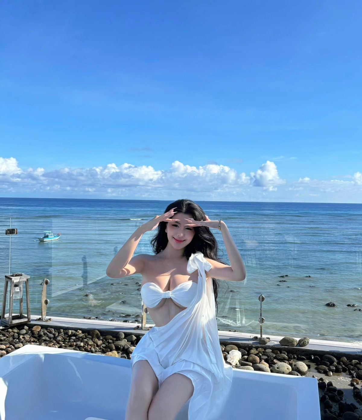 Dưới phần bình luận, netizen hết lời khen ngợi sắc vóc của Ngọc Trân và nhiều người phải để lại cảm thán "ao ước" có được sự xinh đẹp trời phú như cô nàng.