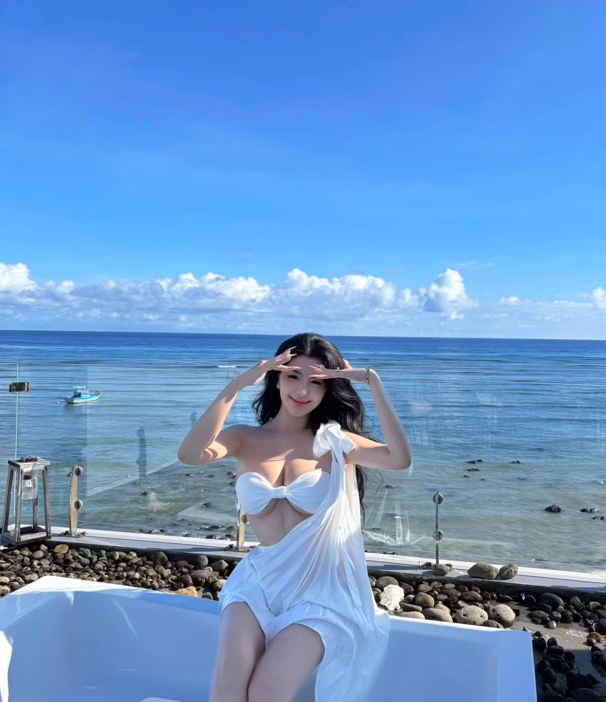 Dưới phần bình luận, netizen hết lời khen ngợi sắc vóc của Ngọc Trân và nhiều người phải để lại cảm thán "ao ước" có được sự xinh đẹp trời phú như cô nàng.