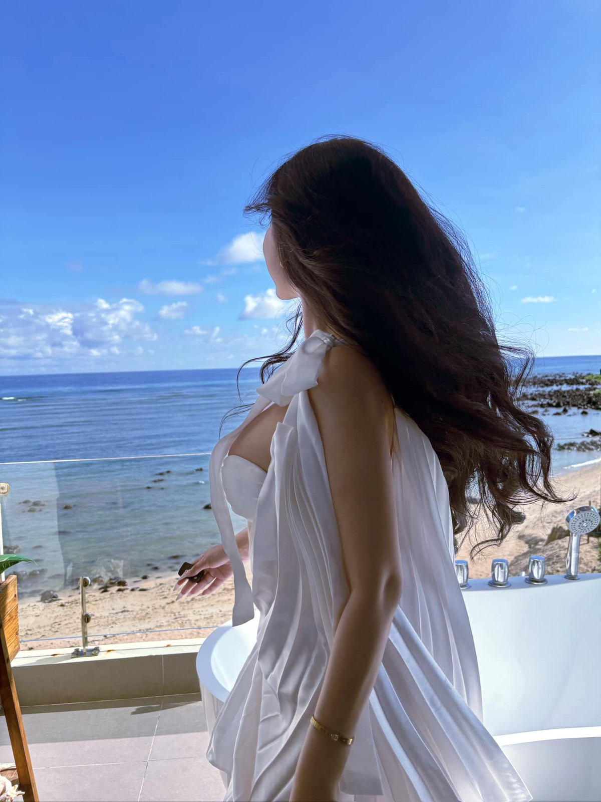 Theo nhiều netizen nhận định, độ hot của Võ Ngọc Trân đến từ nhiều yếu tố: nhan sắc xinh đẹp, body nóng bỏng, thành tích học tập ấn tượng, cũng không thiếu drama. Dẫu vậy, những điều tiêu cực không quá được quan tâm.