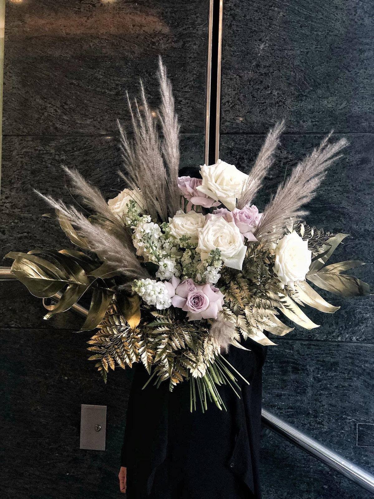 Đến nay, khi có chỗ đứng vững chắc trong nghề hoa, Đức Lợi tham gia giảng dạy nghệ thuật cắm hoa cho người mới vào nghề. Anh cho biết, mình luôn lựa chọn chủ đề mẹ cho những buổi thực hành đầu tiên của học viên. Đó là đề tài, theo nghệ sĩ hoa Sài thành mô tả, vừa thuần khiết, vừa dễ truyền cảm hứng cho học viên, vì thế họ dễ cảm nhận về nghề hơn. 