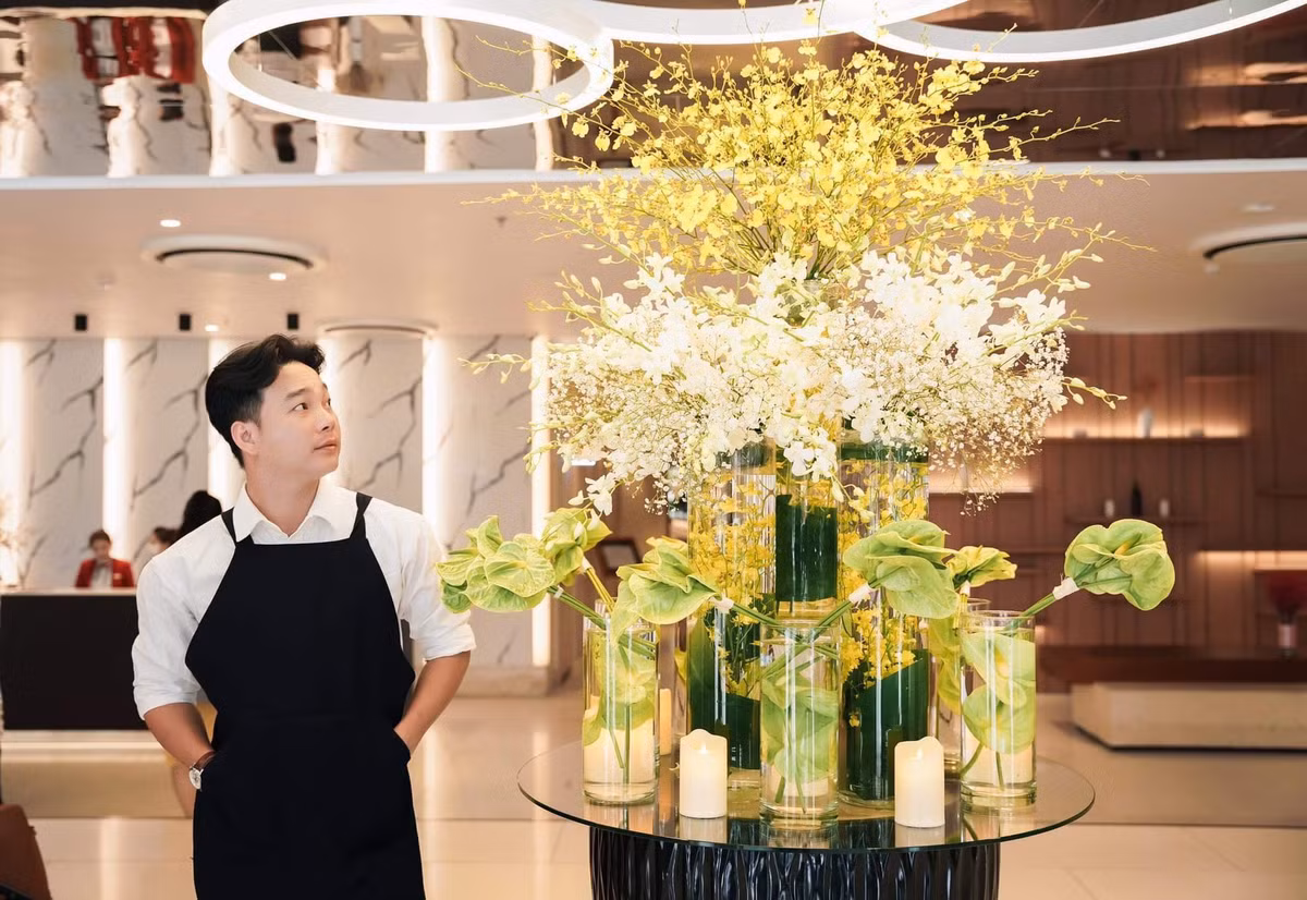 Đầu tiên, Đức Lợi cho biết, hầu hết các tác phẩm của anh đều ẩn chứa trong đó hình ảnh của người mẹ. Khi ngắm những tác phẩm của anh chàng, mọi người đánh giá cao ở sự tinh tế, luôn có phần sâu lắng và dịu dàng như những tố chất điển hình của người phụ nữ Việt nam.