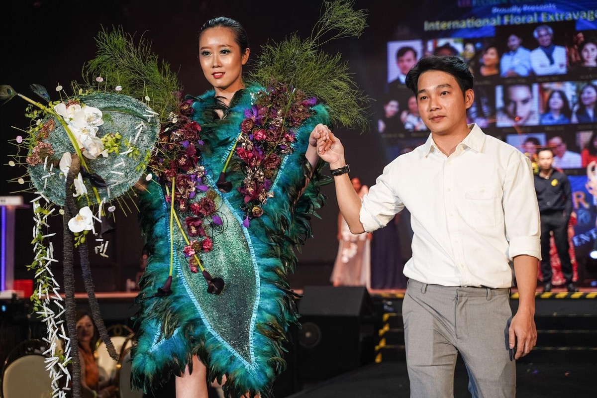 Nhân ngày của mẹ, PV có dịp ngồi trò chuyện với nghệ sĩ hoa Đức Lợi và anh chàng như được dịp để trải lòng những tâm sự về thân sinh cũng như câu chuyện nghề của mình.