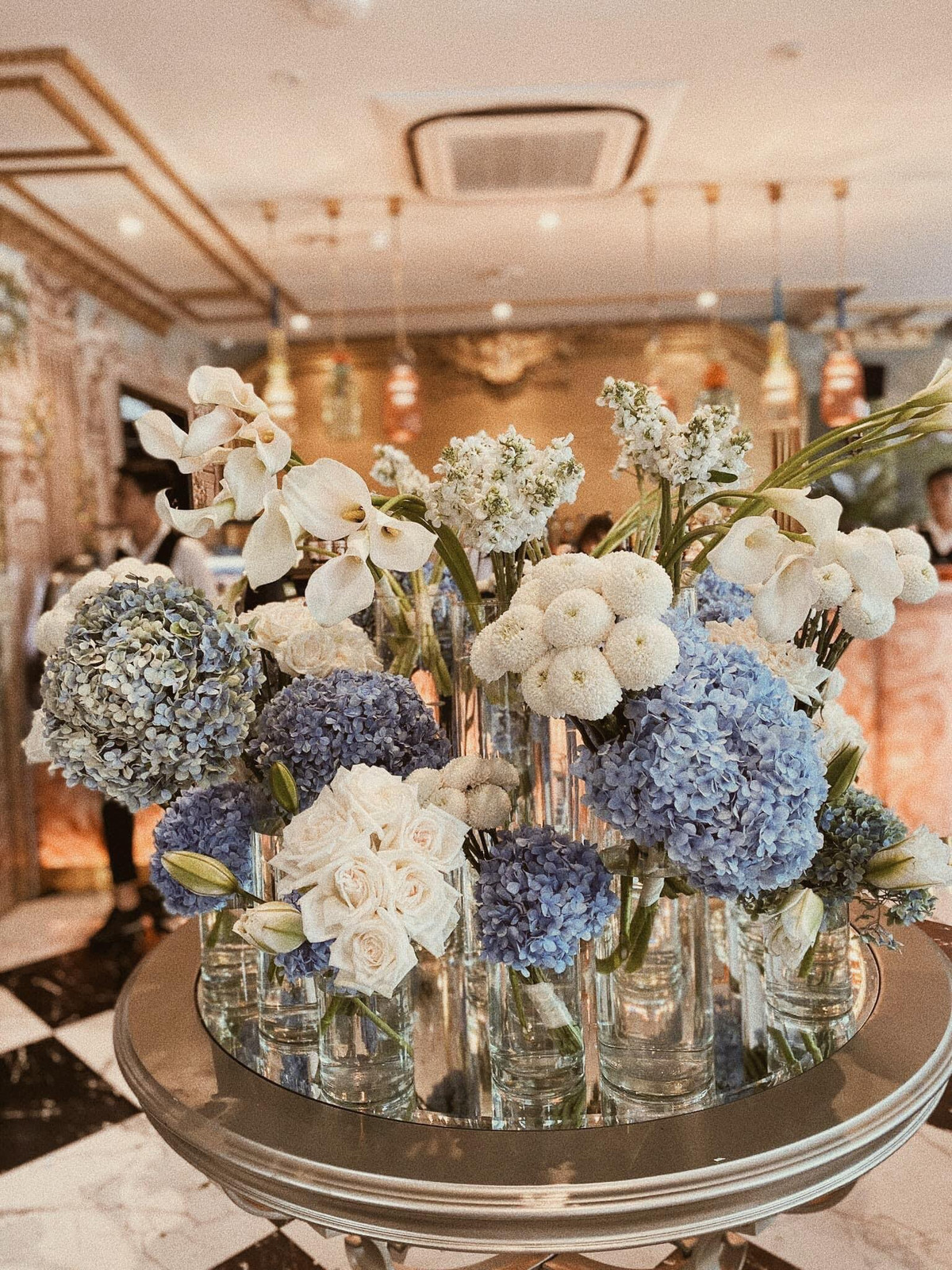 Chia sẻ với PV, Đức Lợi rưng rưng: "Mẹ vừa là fan hâm mộ với mọi tác phẩm của mình, lại vừa là nhà phê bình dưới góc nhìn của đa số khán giả để mình hiểu rõ hơn về cách những người không chuyên nhìn tác phẩm của mình".