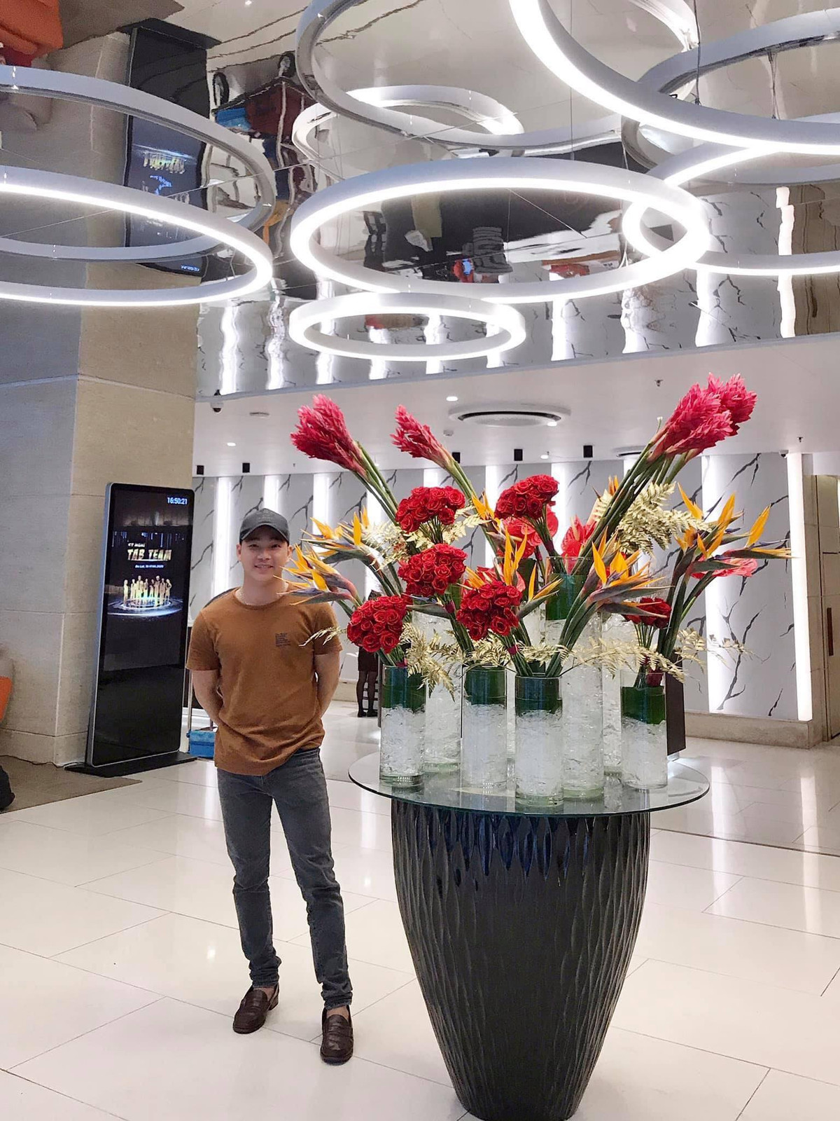 Cụ thể, Đức Lợi chia sẻ với PV: "Mọi loại hình nghệ thuật đều phản ánh lại cuộc sống đời thường dưới những hình thức đặc biệt. Mỗi tác phẩm đều mang trong đó một câu chuyện, một ý nghĩa lớn để đúc kết cho cuộc sống. Với tôi, mẹ là nguồn cảm hứng bất tận".