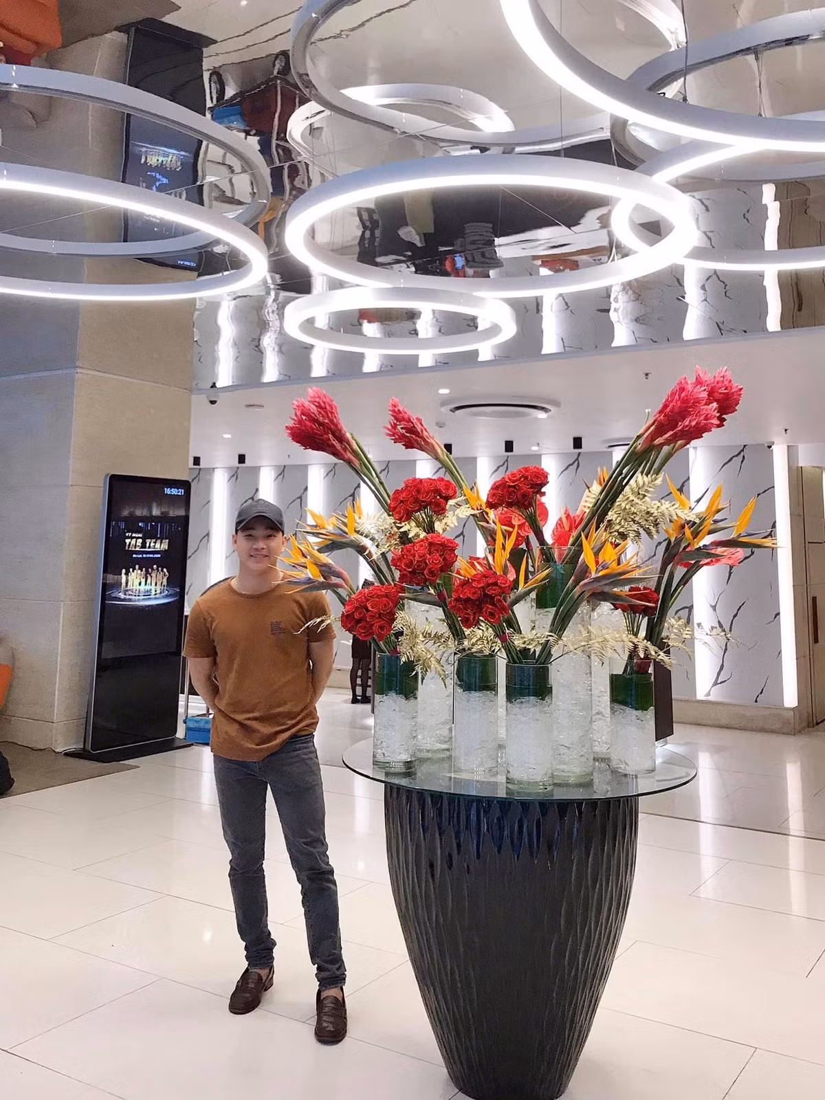 Cụ thể, Đức Lợi chia sẻ với PV: "Mọi loại hình nghệ thuật đều phản ánh lại cuộc sống đời thường dưới những hình thức đặc biệt. Mỗi tác phẩm đều mang trong đó một câu chuyện, một ý nghĩa lớn để đúc kết cho cuộc sống. Với tôi, mẹ là nguồn cảm hứng bất tận".