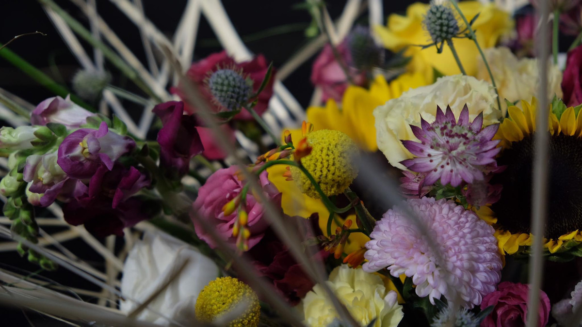 Những bước đầu mới vào nghề, Đức Lợi gặp không ít khó khăn khi theo đuổi đam mê cắm hoa. Cũng nhờ mẹ hỗ trợ những điều nhỏ nhặt nhất, như chăm anh từng bước đi, bữa cơm lúc về muộn, thu vén góc sáng tác đầy chất nghệ sĩ của anh mỗi ngày.