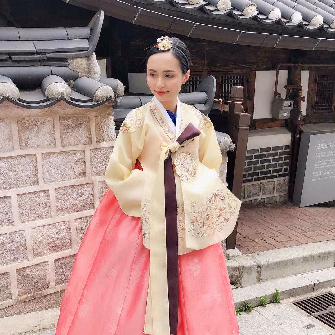 Ngoài ra, Huyền Mi có niềm yêu thích đặc biệt với túi xách. Bà xã Văn Quyết sở hữu bộ sưu tập túi hiệu đắt đỏ, đến từ nhiều thương hiệu đình đám thế giới.