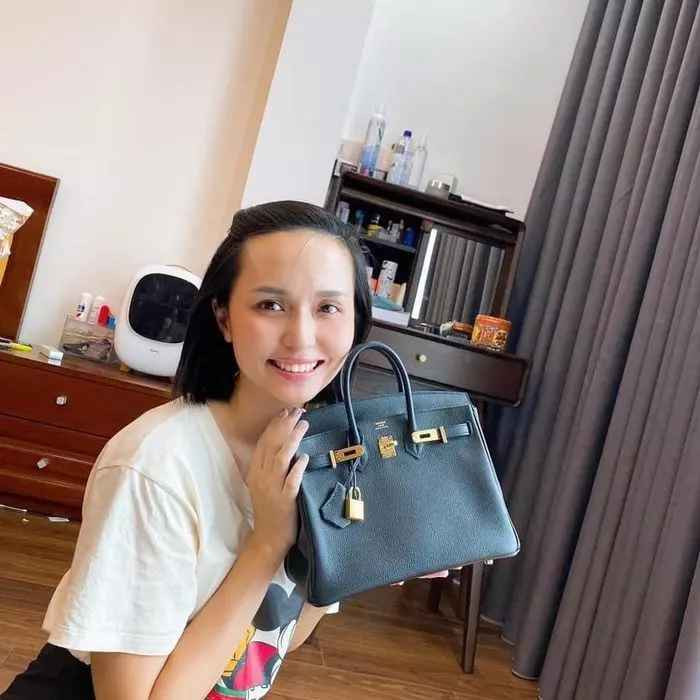 Hiện Huyền Mi đang là bà chủ của một cửa hàng thời trang, mỹ phẩm cùng với em gái ruột Quỳnh Anh.