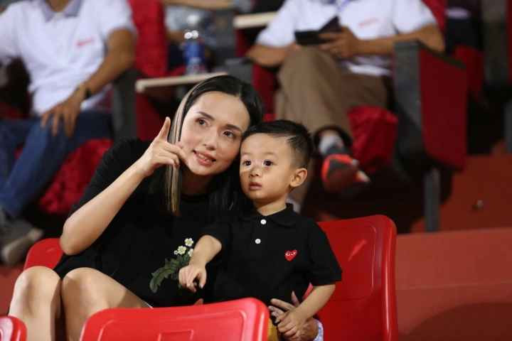 Là bà chủ của một cửa hàng về làm đẹp, nên không quá bất ngờ khi Huyền Mi có gu ăn mặc cực kỳ ấn tượng.